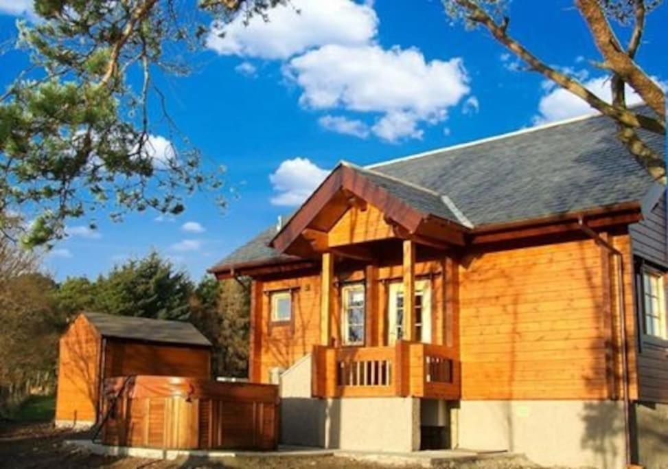 Red Squirrel Log Cabin With Hot Tub 基斯 外观 照片