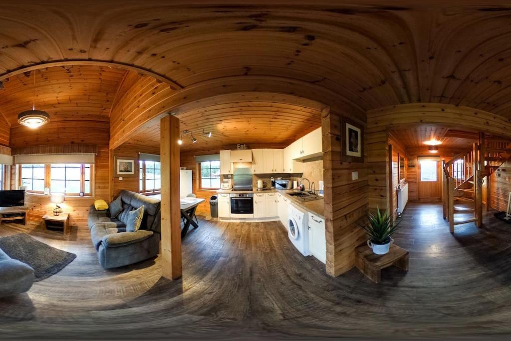 Red Squirrel Log Cabin With Hot Tub 基斯 外观 照片