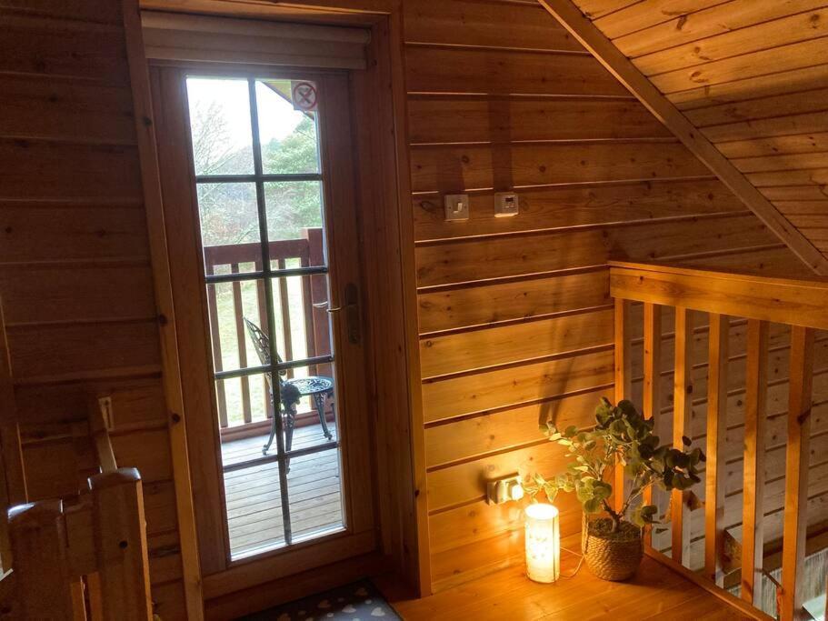 Red Squirrel Log Cabin With Hot Tub 基斯 外观 照片